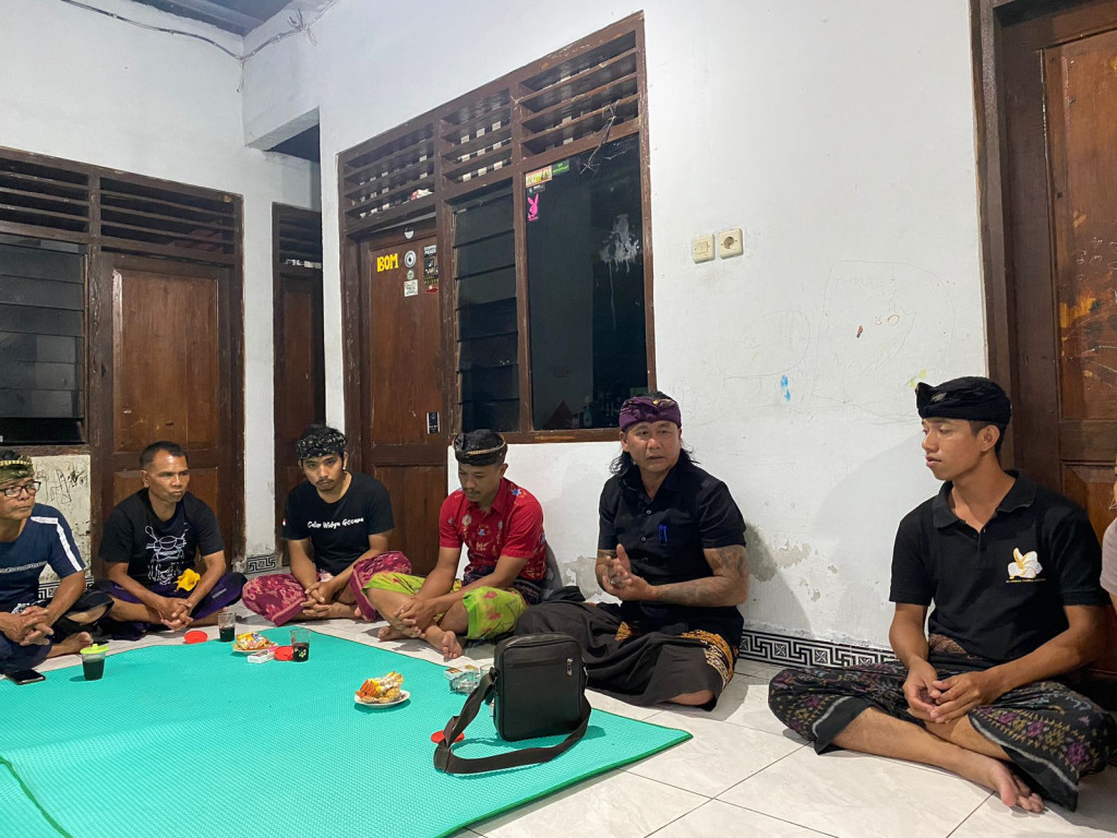 Perbekel Petang Melayat Ke Rumah Duka Almarhum I Wayan Sudarka Bersama Perangkat dan Staf Desa Petang Beserta TKL Desa Petang
